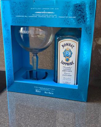 Confezione  Bombay Sapphire con bicchiere nuova.