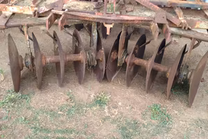 vari attrezzi agricoli 