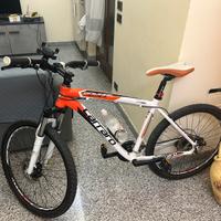Bicicletta da corsa e passeggiata