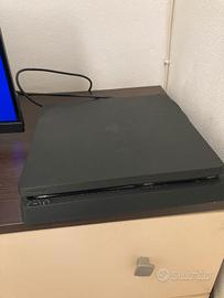 PS4 500GB + 3 giochi  + Joystick e cavi