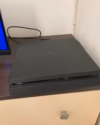 PS4 500GB + 3 giochi  + Joystick e cavi