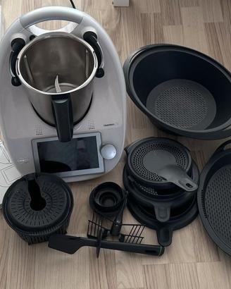 Vorwerk Thermomix TM6 con molti accessori 