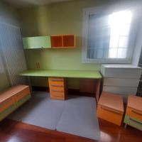 Camera da letto: scrivania,comodini,cassetti,letti