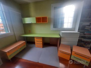 Camera da letto: scrivania,comodini,cassetti,letti