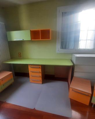 Camera da letto: scrivania,comodini,cassetti,letti
