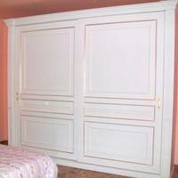 Armadio, cassettone e due comodini classici