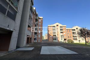 3 LOCALI DOPPI SERVIZI DI 110MQ CON BOX E CANTINA