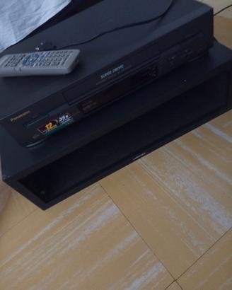 Lettore VHS Panasonic con telecomando e mobileto