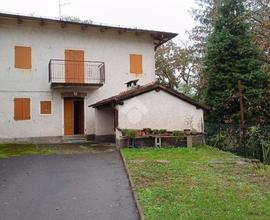 CASA SEMINDIPENDENTE A CARPINETI