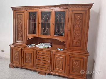 credenza , scrivania, e due sedie usate