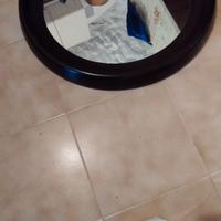 Specchio ovale in  legno in buone condizioni.