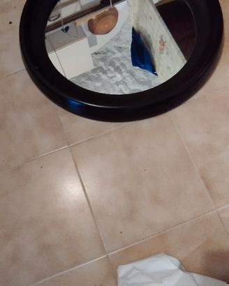 Specchio ovale in  legno in buone condizioni.