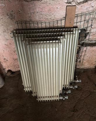 Radiatori in ghisa NUOVI mai usati 4 pz valvole