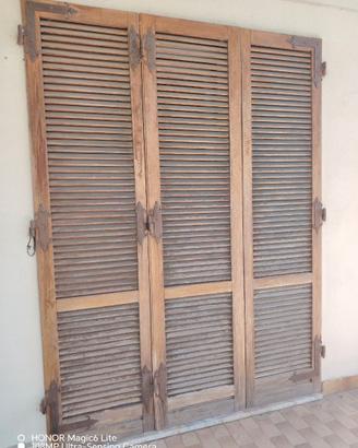 Antoni  scuri in legno con stecche fisse