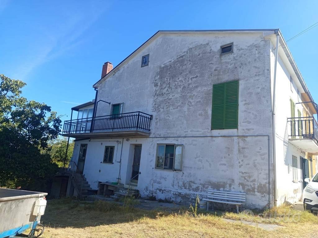 Rustico / Casale di 240 m² con 3 locali e box auto - Vista 2