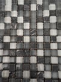 mosaico grigio vetro e marmo 