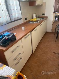 Cucina lineare completa di tutto