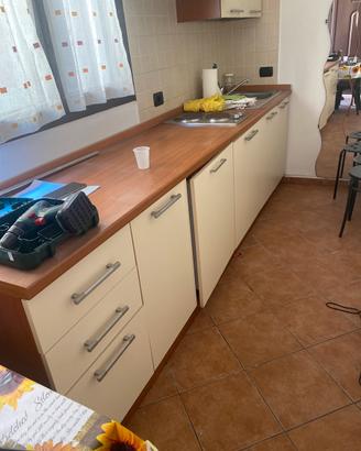 Cucina lineare completa di tutto