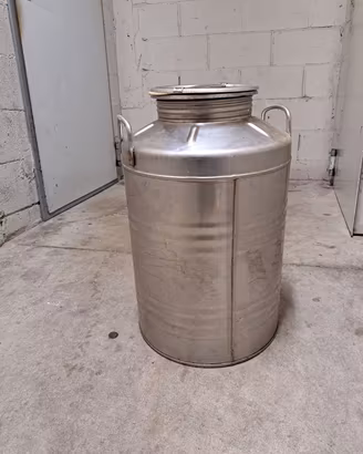 fusto in acciaio per olio da 50 litri.