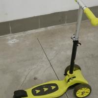 Monopattino pieghevole con ruote fluo