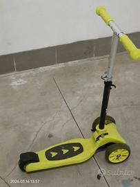 Monopattino pieghevole con ruote fluo