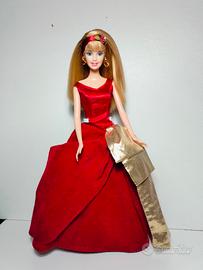 Barbie originale con abito rosso elegante, orecchi