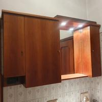 Mobiletto per bagno in legno.