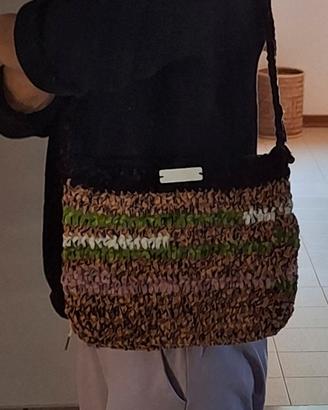 borsa a spalla fatta ad uncinetto 