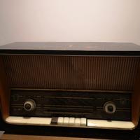 Radio valvolare antica 