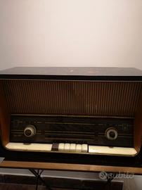 Radio valvolare antica 