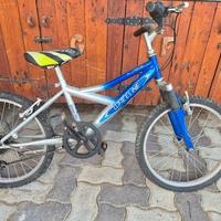 bici con ruote da 16 pollici e portapacchi