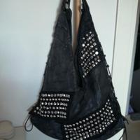 Borsa nera con borchie e strass