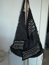 Borsa nera con borchie e strass