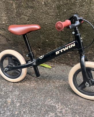 Bici B Twin senza pedali per equilibrio