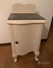 Comodino stile retrò