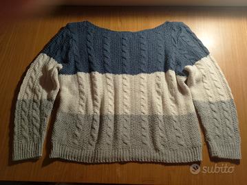 Maglione tricolore a trecce con scollo a barca 