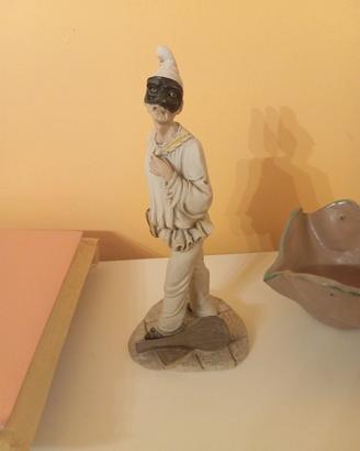 statuetta raffigura Pulcinella