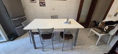 Tavolo bianco da cucina