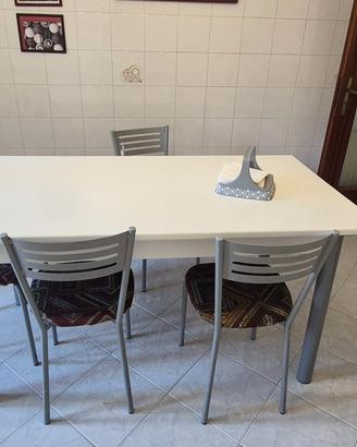 Tavolo bianco da cucina