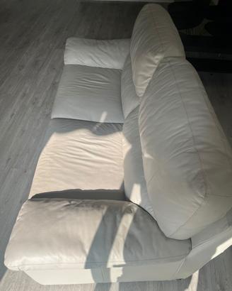 Divano beige in vera pelle di poltrone e sofà