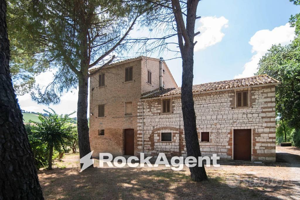 Rustico / Casale di 307 m² con più di 5 locali e b - Vista 2