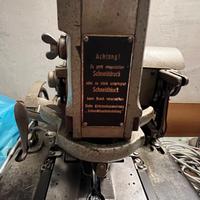 Macchina per cucire per fare occhielli Durkopp 557