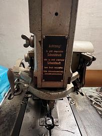 Macchina per cucire per fare occhielli Durkopp 557