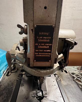 Macchina per cucire per fare occhielli Durkopp 557