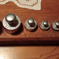 set di pesi vintage per bilancia 