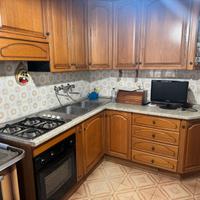 Arredamento cucina e stufa a legna