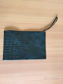 pochette o borsetta a mano nera stampa coccodrillo