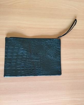 pochette o borsetta a mano nera stampa coccodrillo