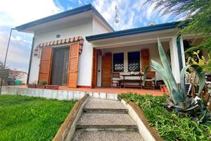 Villa di 209 m² con più di 5 locali e box auto dop