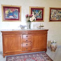 mobile credenza in legno con quadri